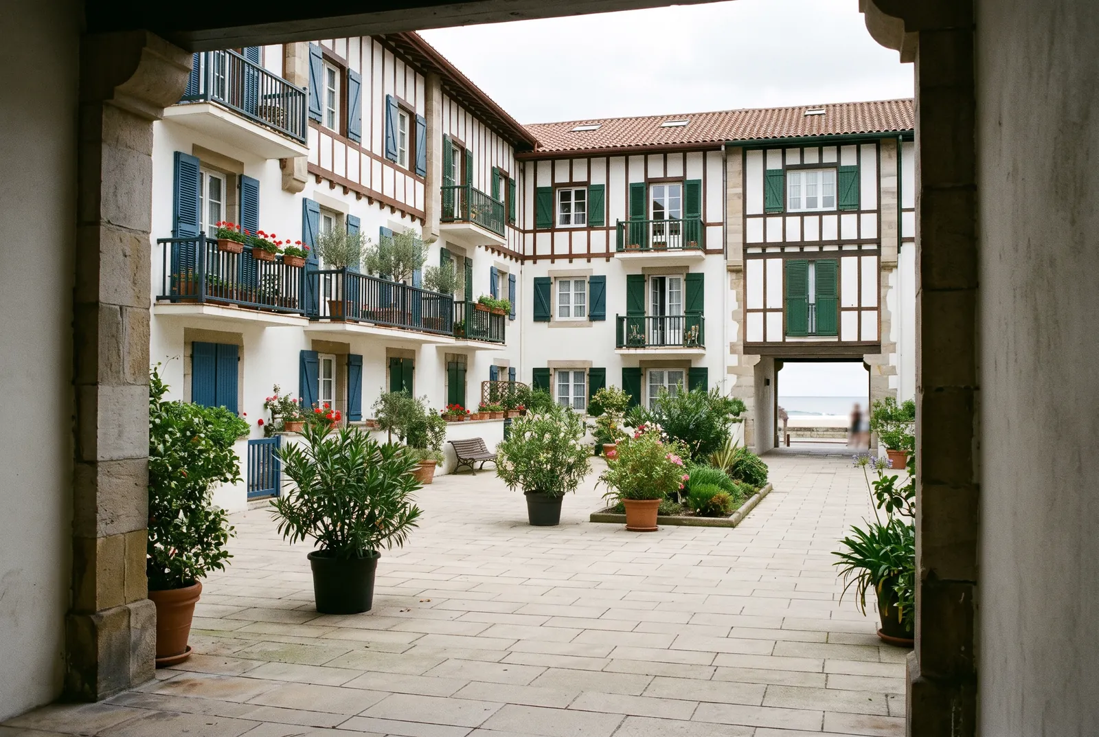 Cour intérieure d'un immeuble à Hendaye